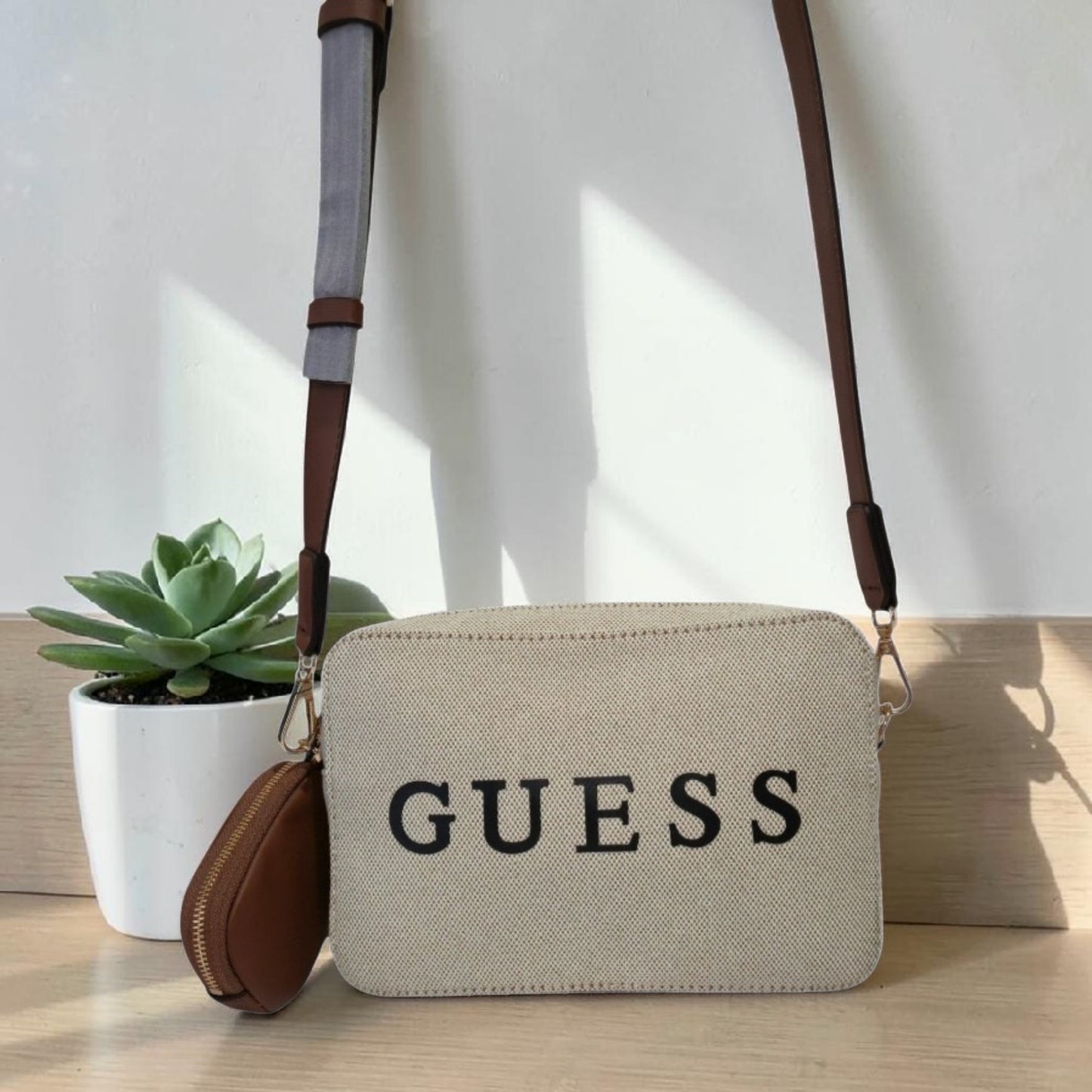 Bolsa Guess Beige Crossbody con Monedero y Correa Ajustable