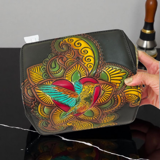 Billetera artesanal de piel pintada a mano con diseño de colibrí en relieve