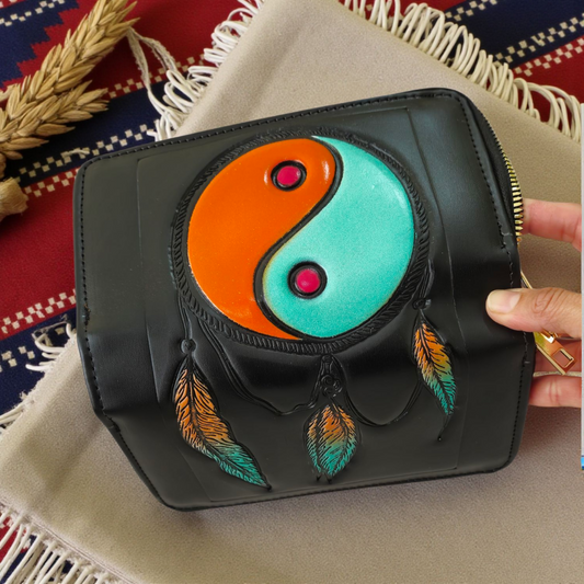 Billetera Artesanal Yin Yang con Plumas – Dos Cierres y Diseño Hecho a Mano en Cuero