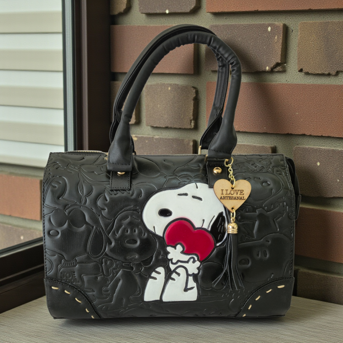 Bolsa de Mano Artesanal Negra con Diseño en Relieve y Corazón Decorativo