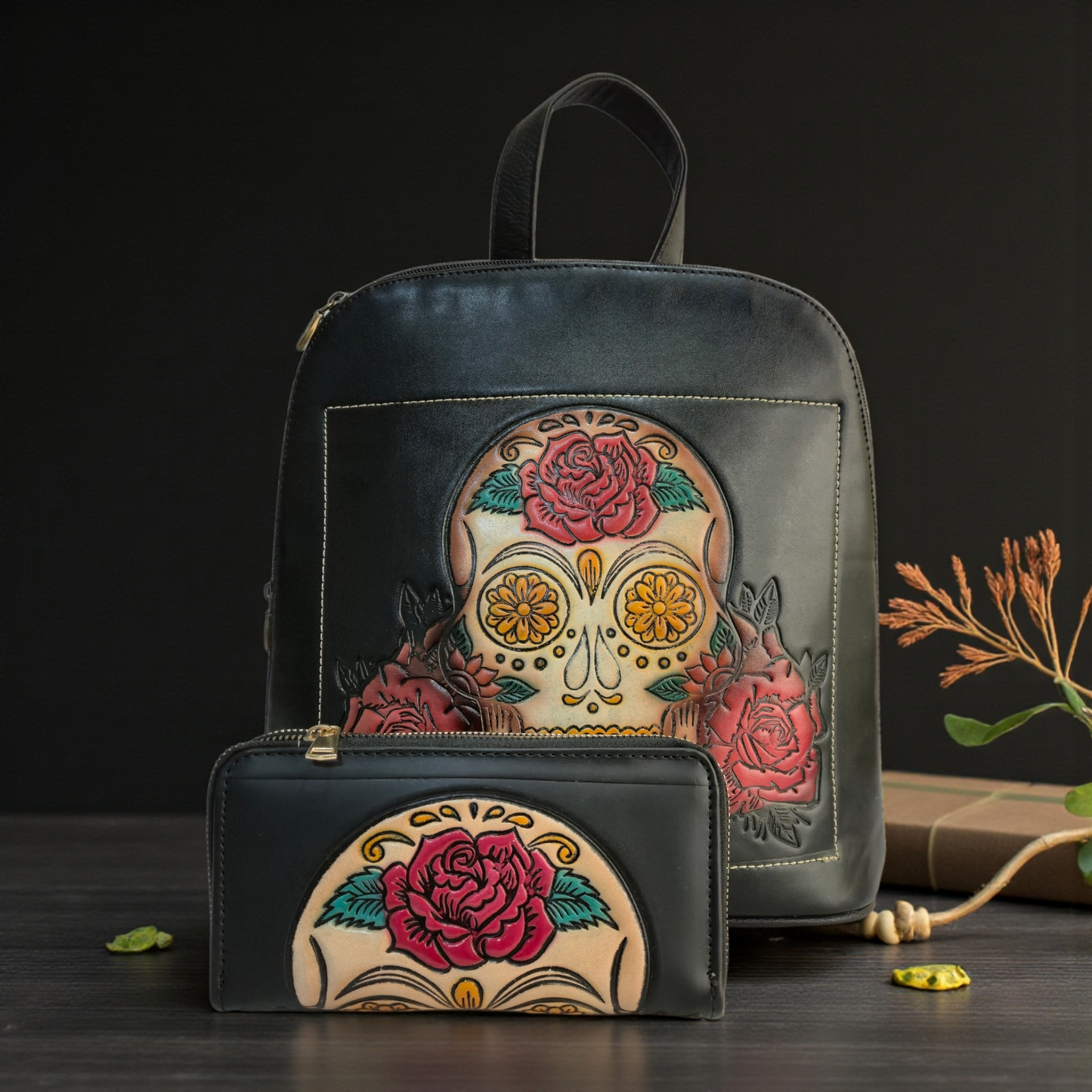 Set Artesanal de Mochila y Billetera con Diseño Calavera Floral en Relieve