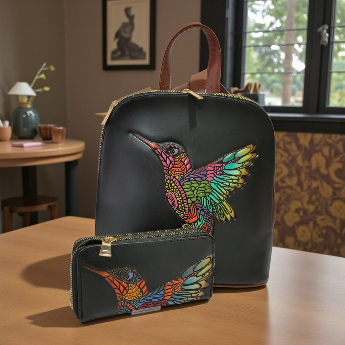 Set Artesanal Mochila y Billetera con Colibrí Multicolor | Diseño Elegante