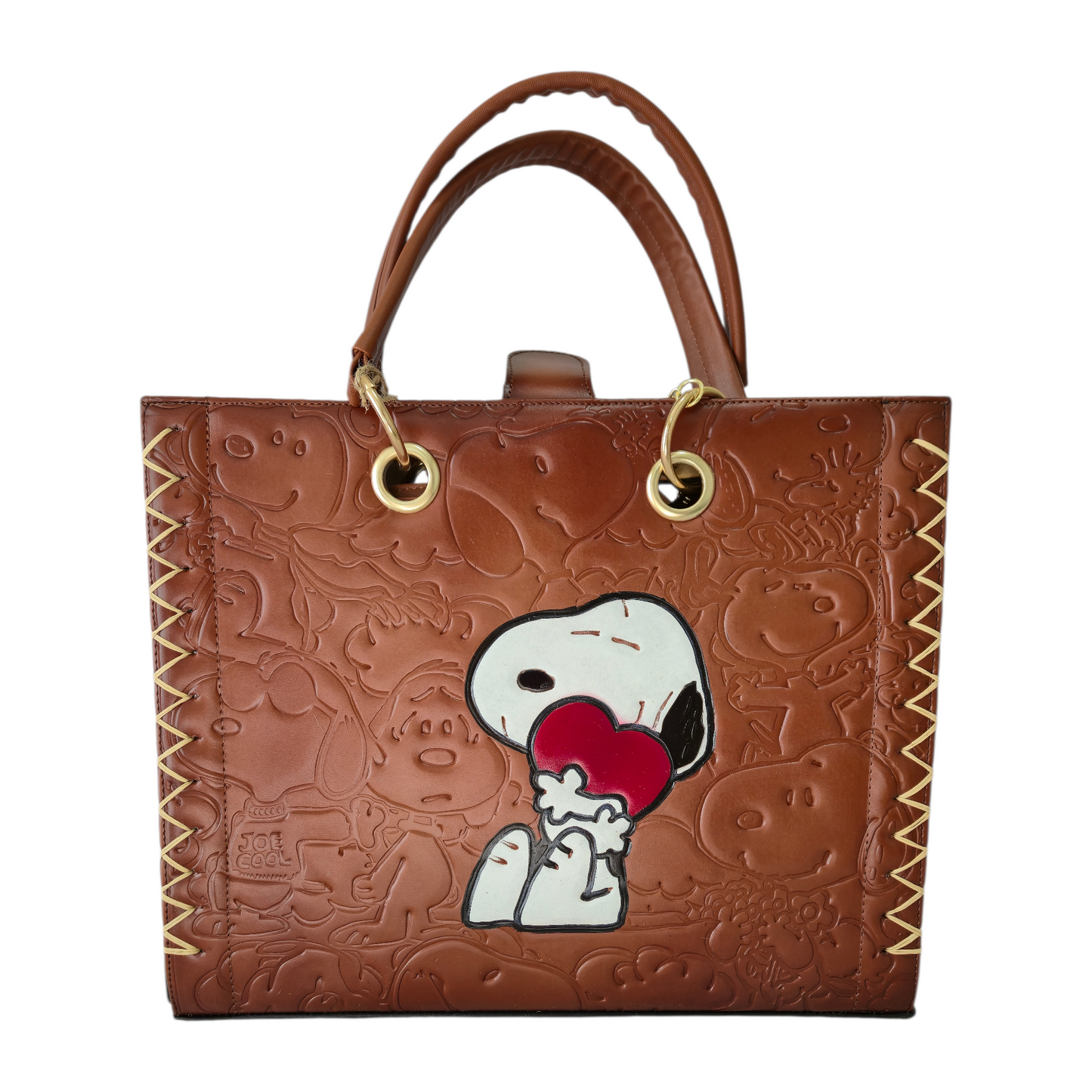 Bolsa de Mano Café con Diseño en Relieve + Cosmetiquera Crossbody con Detalle de Perrito
