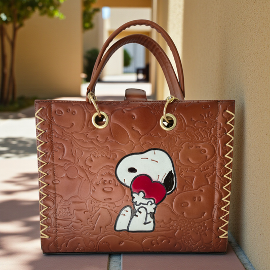 Bolsa de Mano Café con Diseño en Relieve + Cosmetiquera Crossbody con Detalle de Perrito