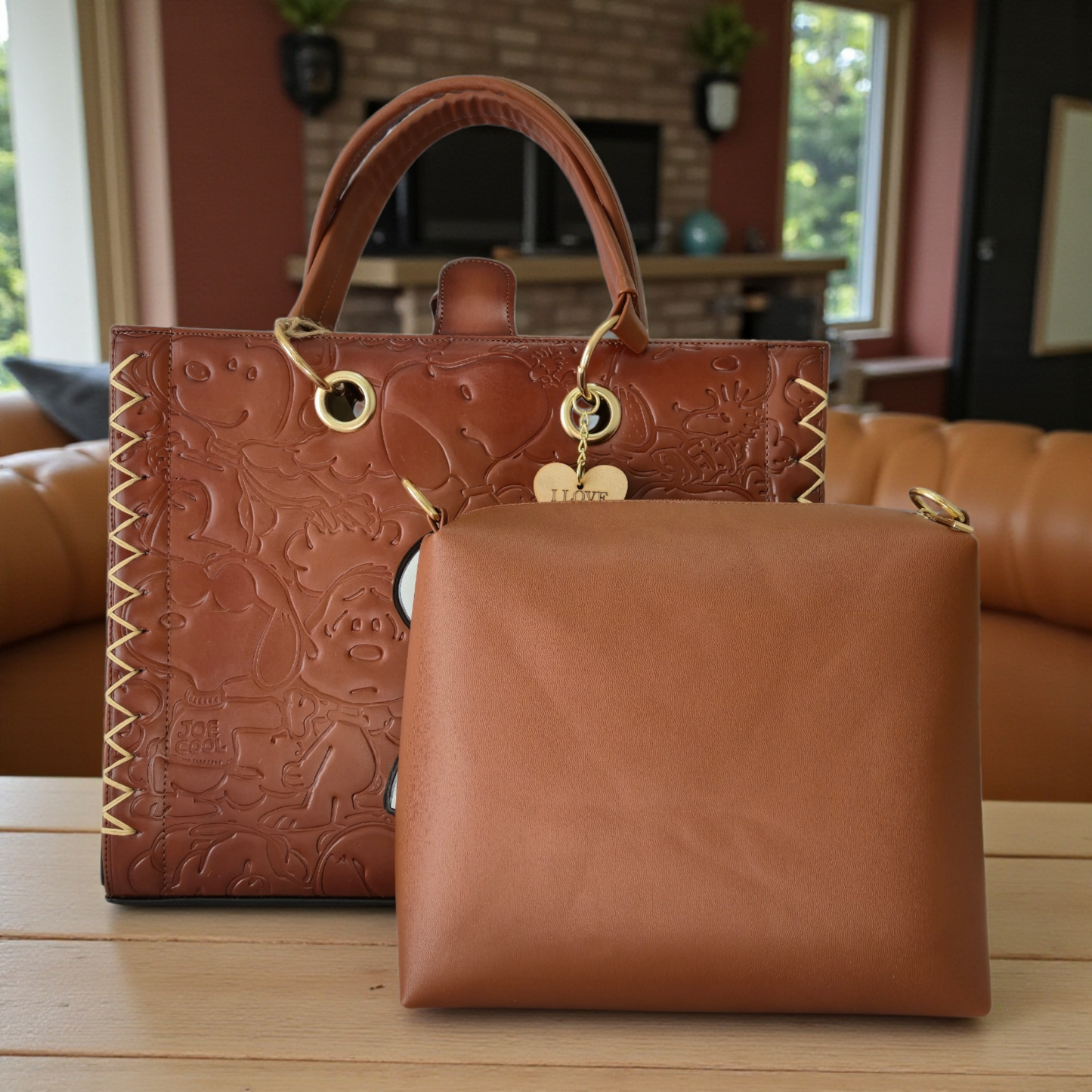 Bolsa de Mano Café con Diseño en Relieve + Cosmetiquera Crossbody con Detalle de Perrito