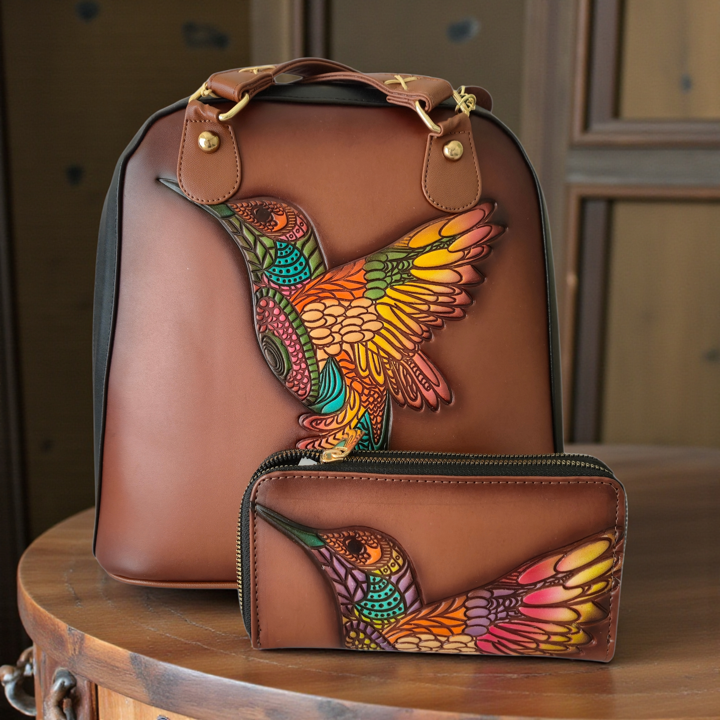 Set Artesanal de Bolsa y Mochila con Cartera | Diseño de Colibrí en Relieve