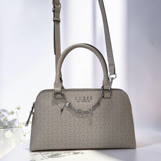Bolsa Guess Beige Monograma Crossbody con Charm Decorativo
