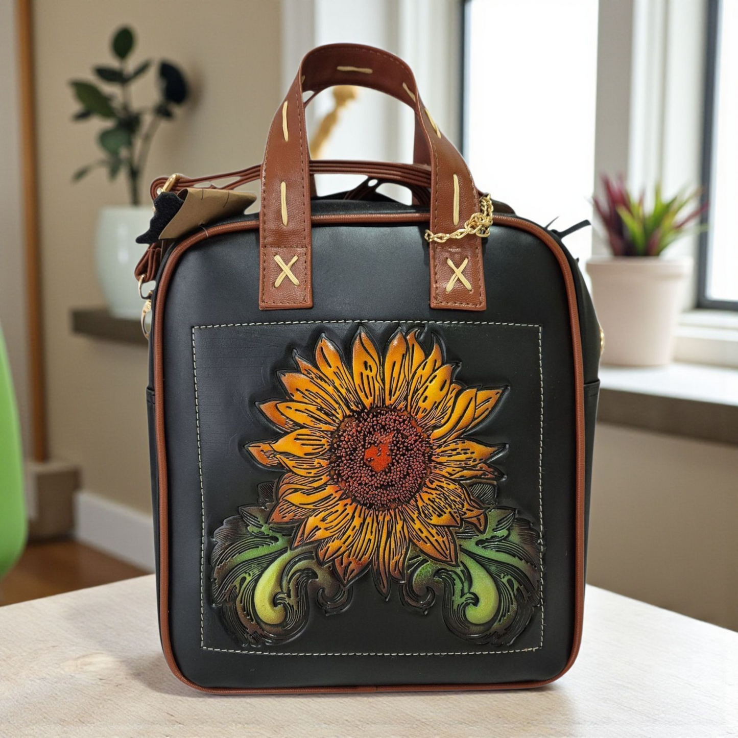 Bolsa y mochila artesanal de piel con diseño de girasol grabado a mano