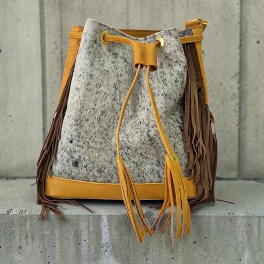 Bolsa Bucket Artesanal de Piel Mostaza con Pelo Natural y Flecos Estilo Western