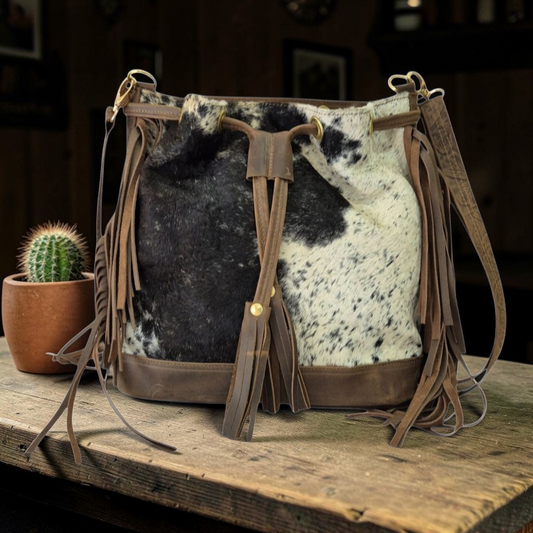 Bolso Bucket de Cuero con Pelo de Res Natural y Flecos