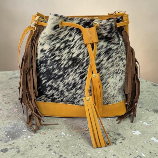 Bolsa Tipo Bucket de Piel con Pelo Natural y Flecos – Estilo Western Artesanal