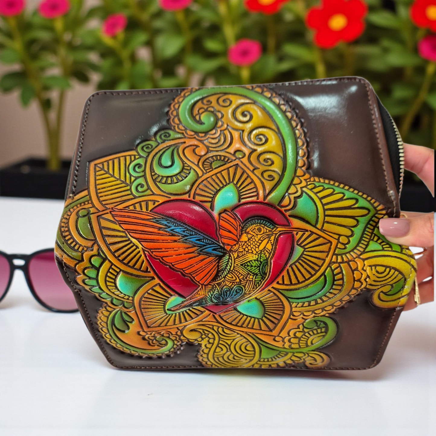 Billetera artesanal con colibrí grabado y colores vibrantes