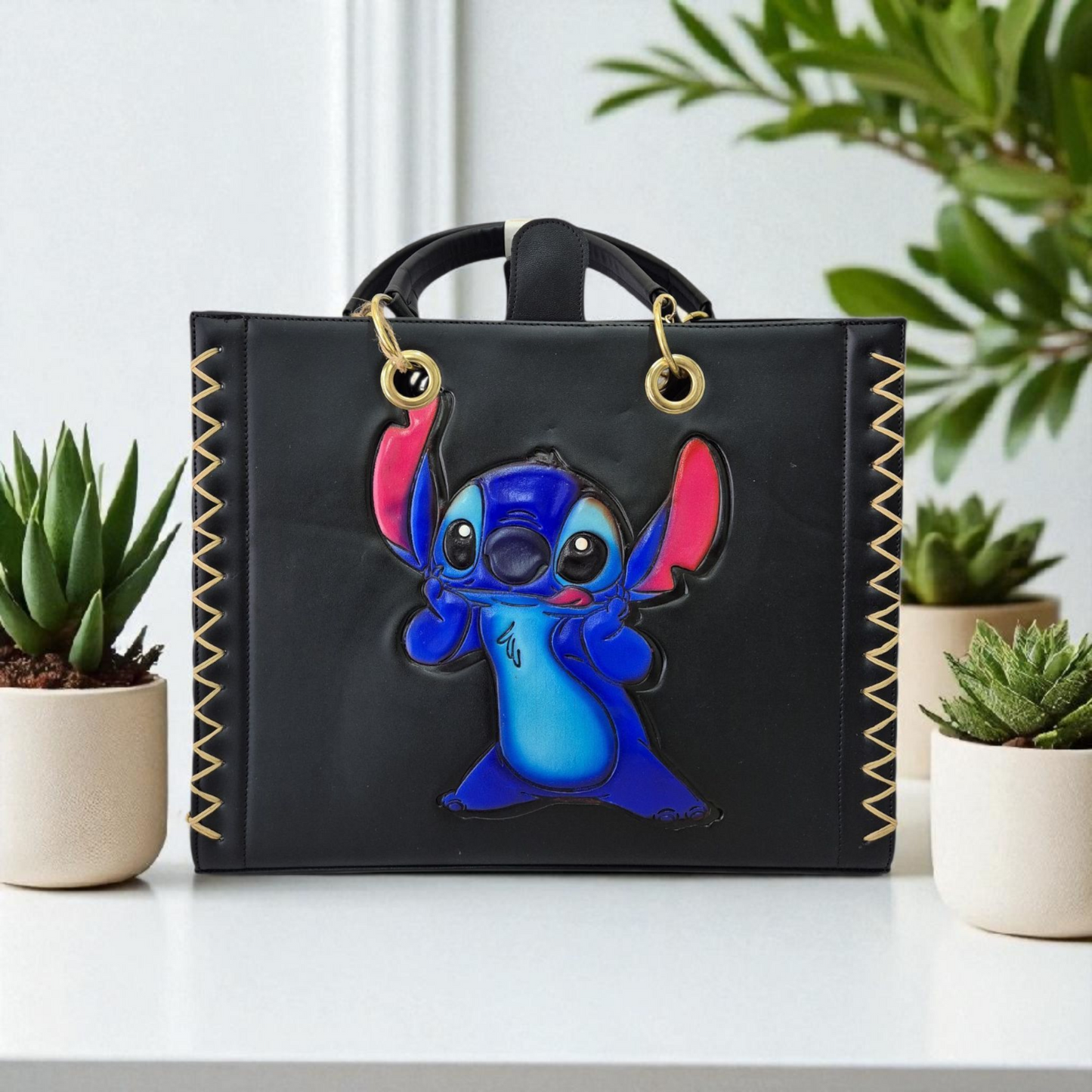 Bolsa artesanal negra con diseño colorido grabado a mano