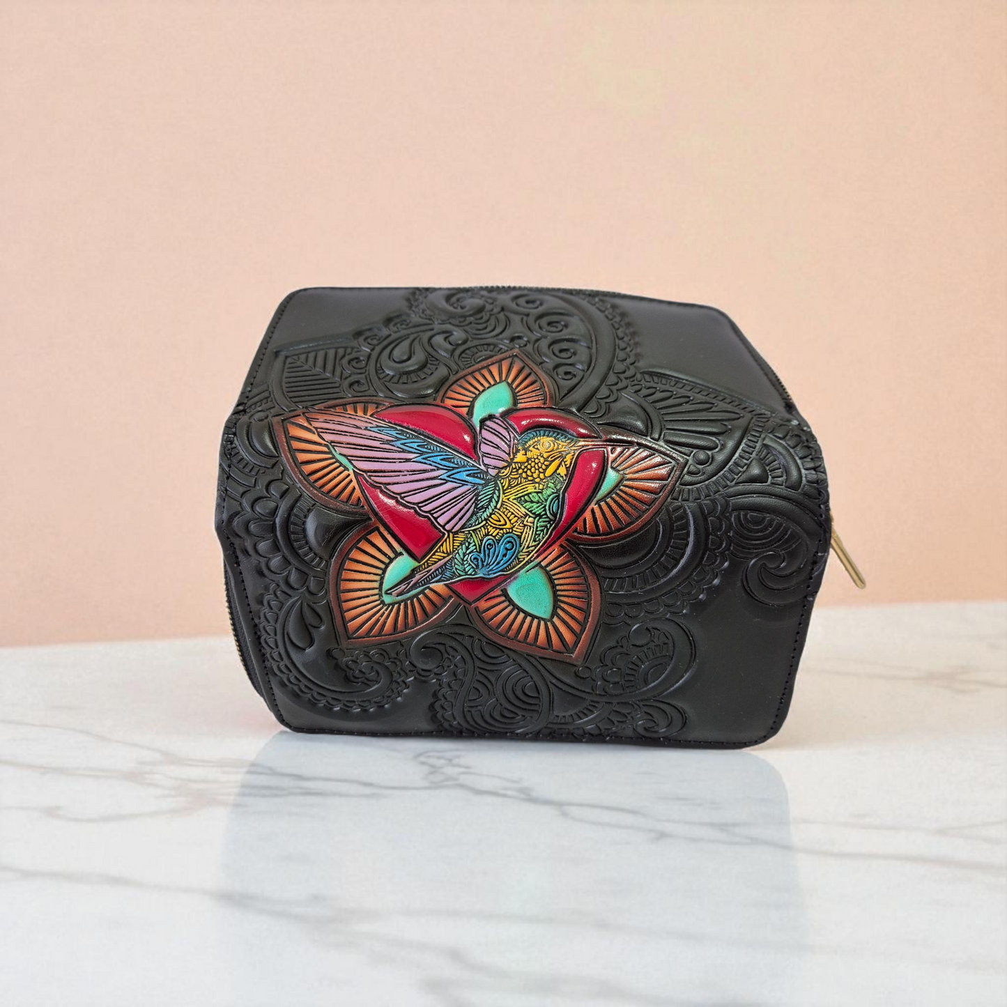 Billetera artesanal de piel con colibrí grabado y pintado a mano