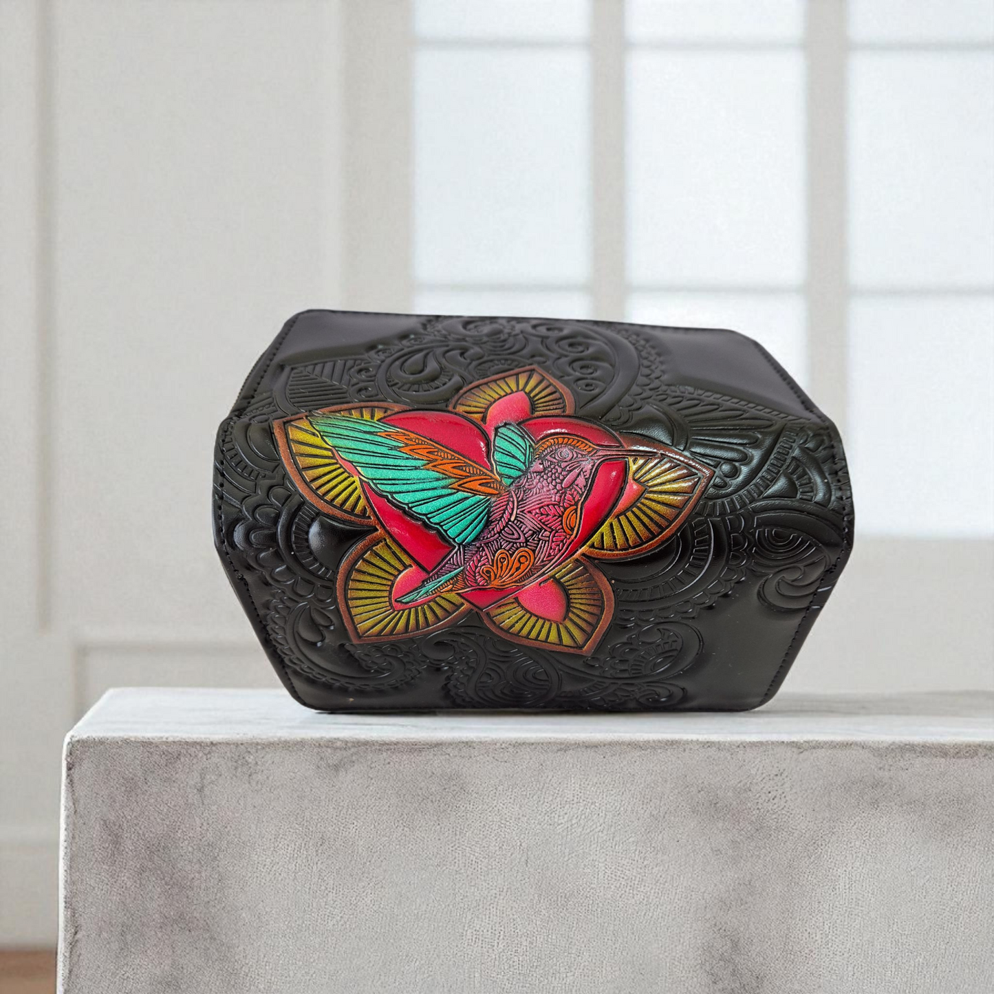 Billetera artesanal de piel con colibrí multicolor grabado y pintado a mano