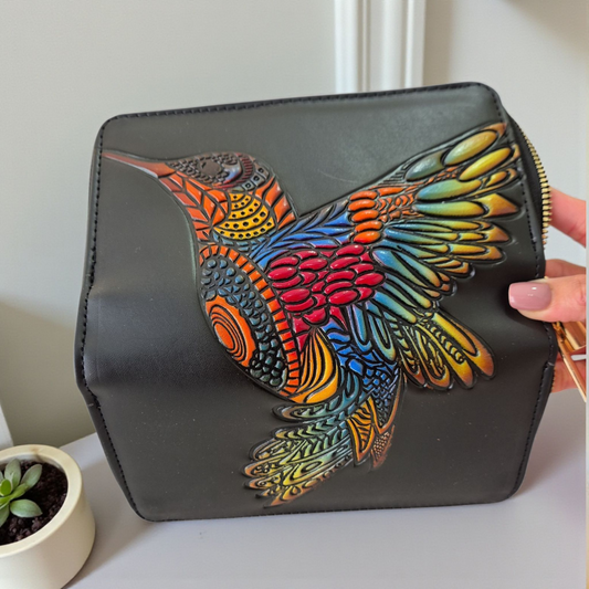 BiIletera artesanal negra de dos cierres con colibrí colorido en relieve