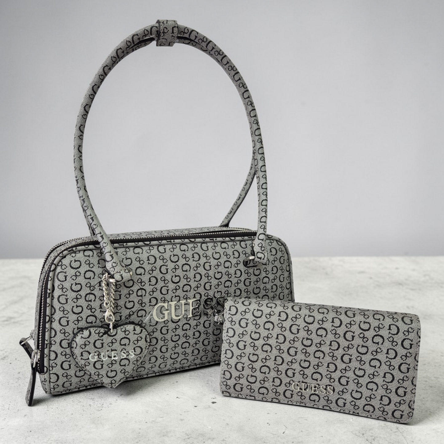 Bolsa Guess gris monograma con cartera a juego original