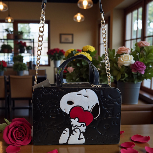 Bolsa crossbody negra con diseño grabado con personaje y corazón rojo