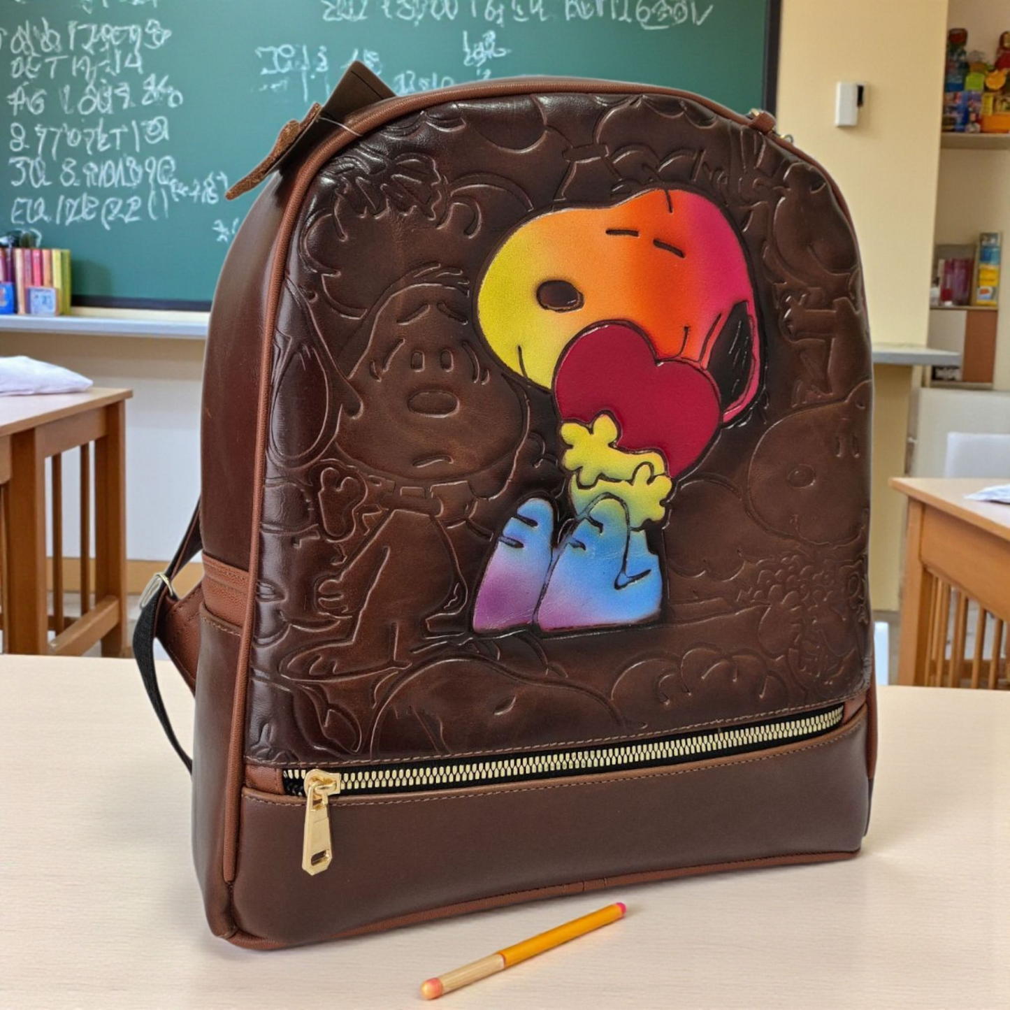 Mochila café con diseño grabado y personaje tierno abrazando corazón