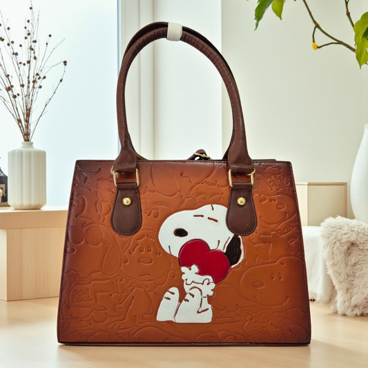 Bolsa artesanal de piel café con diseño grabado de personaje abrazando a un corazón rojo