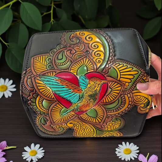 Billetera artesanal con colibrí grabado y colores vibrantes doble cierre y amplio espacio interno