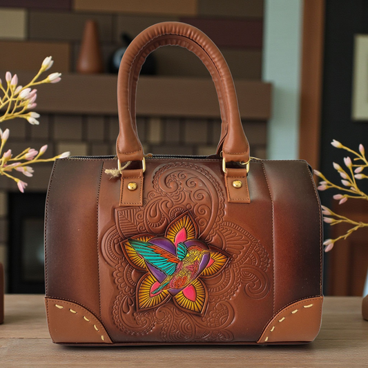 Bolsa artesanal café con diseño grabado y colibrí colorido