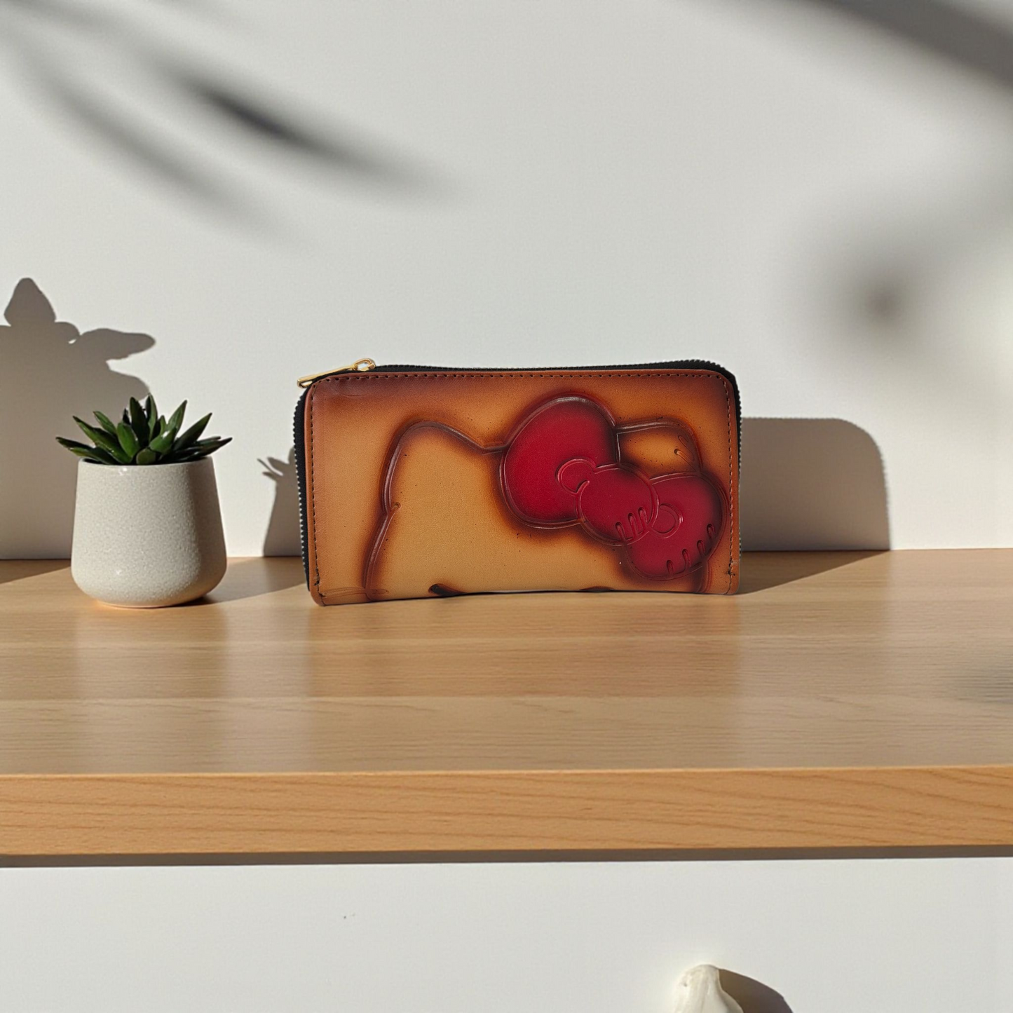 Billetera artesanal grabada en piel diseño de personaje tierno