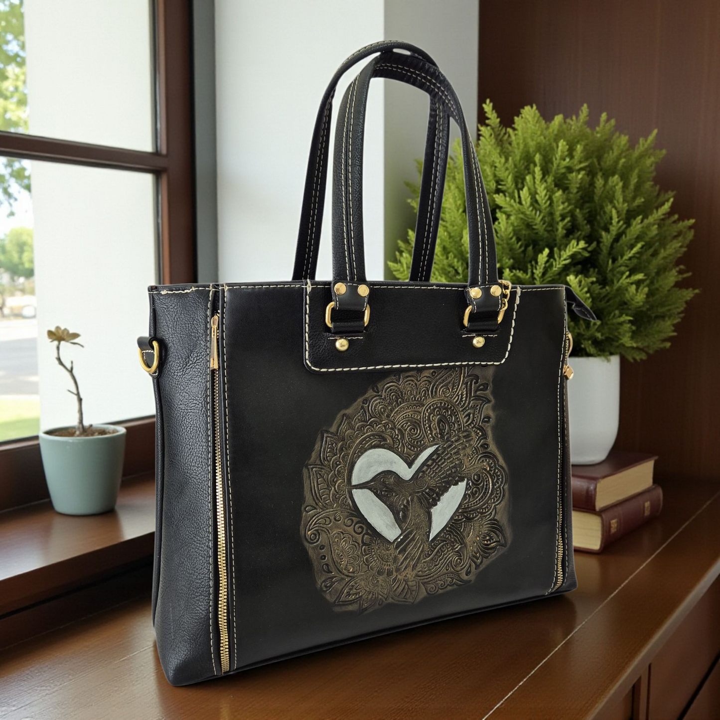 Bolsa negra con grabado de colibrí color oro antiguo doble compartimento