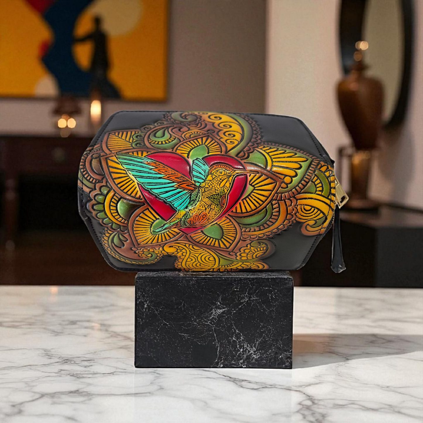 Billetera artesanal de piel pintada a mano con diseño de colibrí en relieve