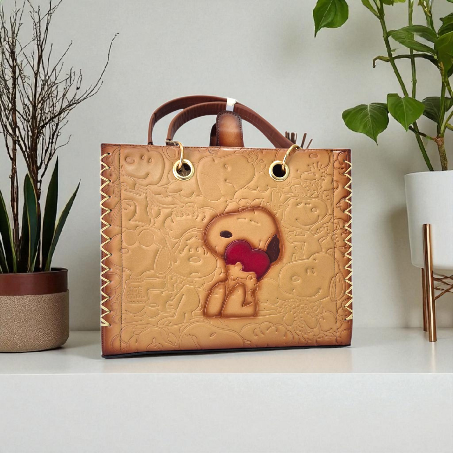 Bolsa artesanal de piel con grabado de personaje tierno y corazón rojo – Tote bag de cuero hecha a mano