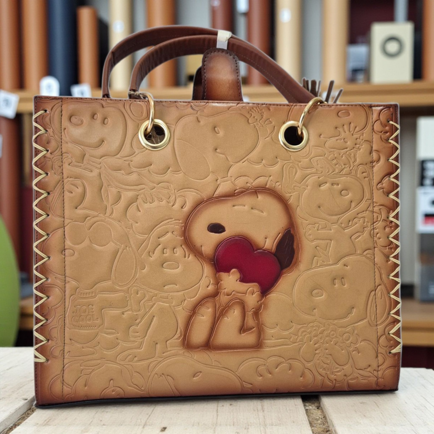 Bolsa artesanal de piel con grabado de personaje tierno y corazón rojo – Tote bag de cuero hecha a mano