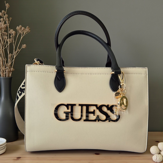 Bolsa beige con correa ajustable y asa corta, estilo elegante y moderno