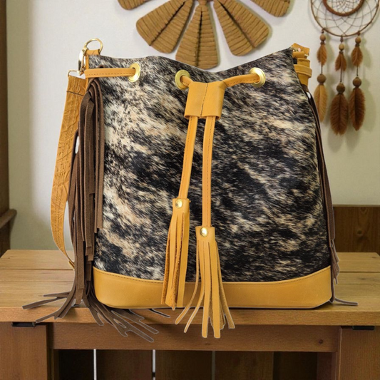 Morral color amarillo artesanal con pelo natural y flecos en gamuza