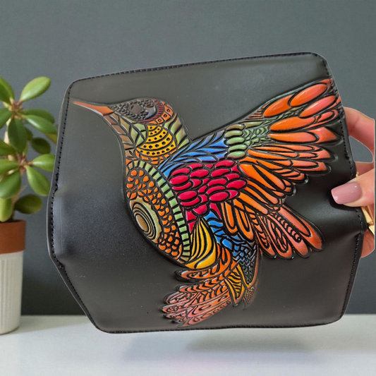 letera artesanal negra de dos cierres con colibrí colorido en relieve | Elegante y funcional