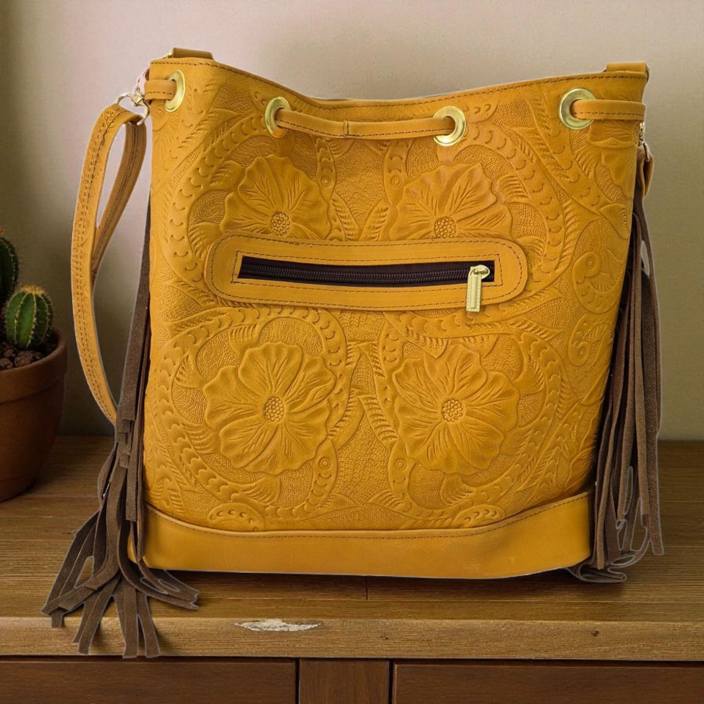 Morral color amarillo artesanal con pelo natural y flecos en gamuza