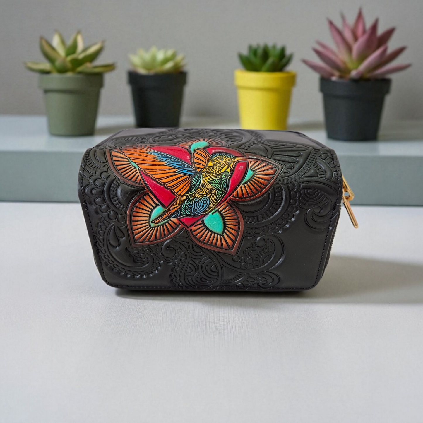 Billetera artesanal de piel grabada con colibrí multicolor