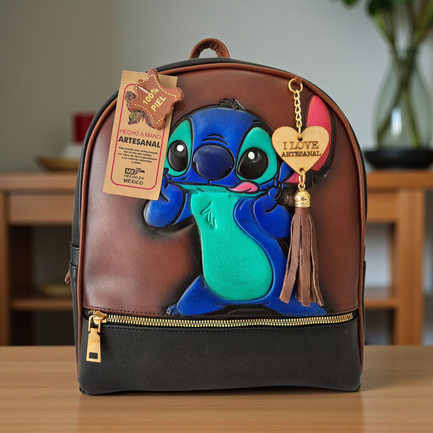 Mochila Artesanal de Piel para Mujer con Diseño de Personaje Animado – Hecha a Mano en México