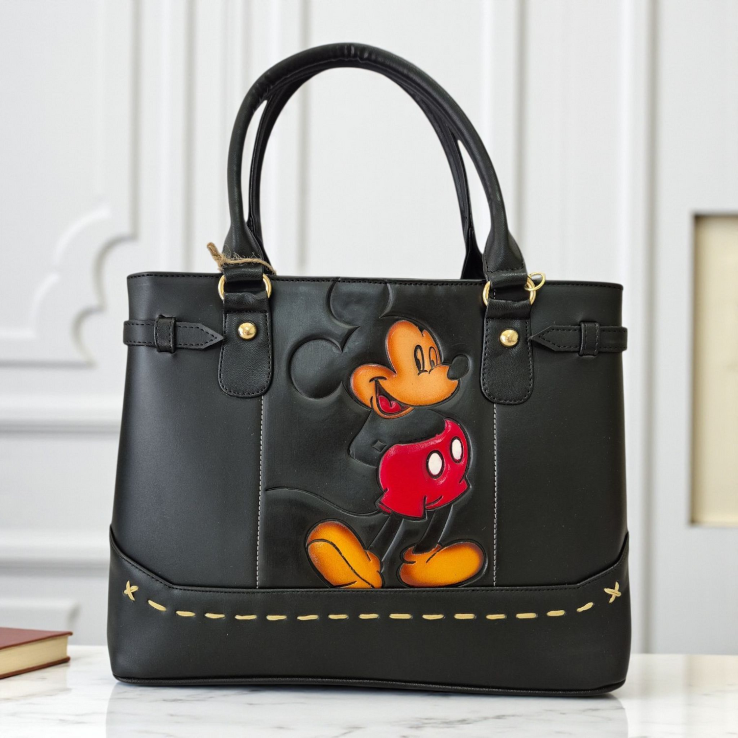 Bolsa de mano negra con diseño divertido y moderno