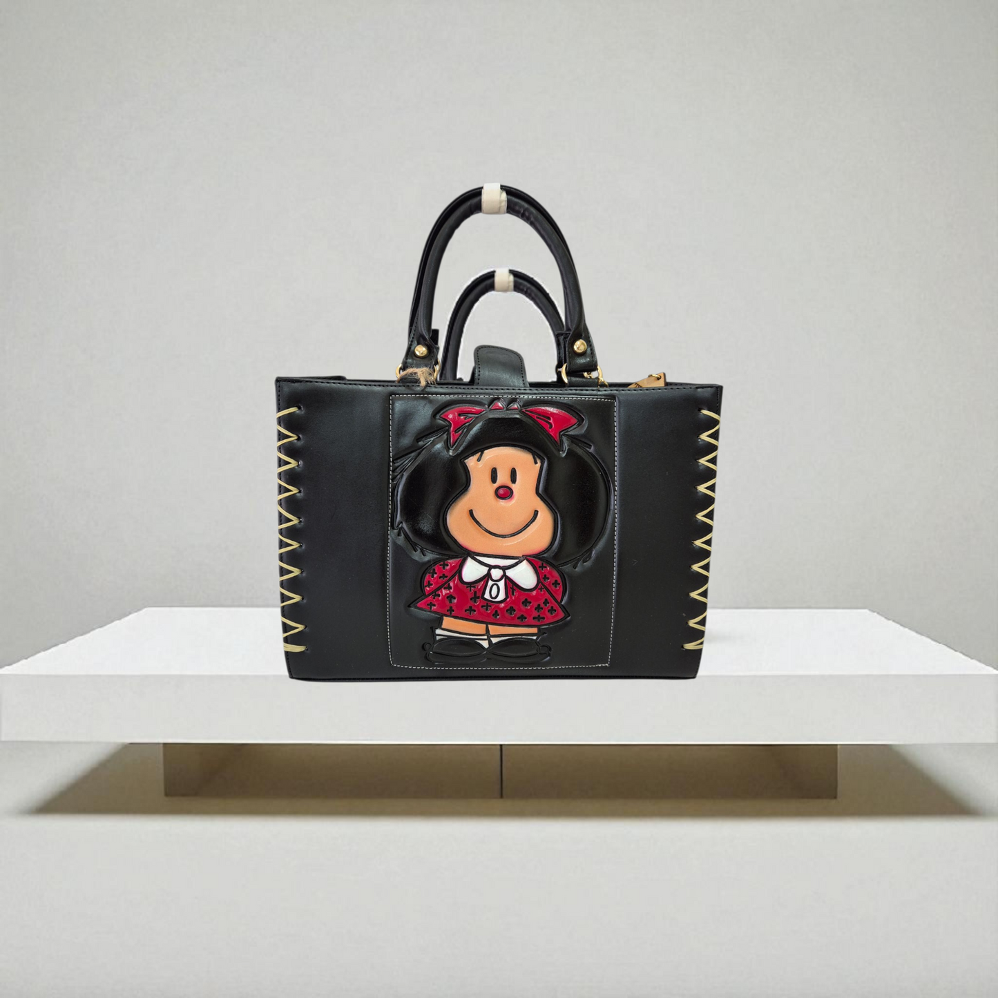 Bolsa de mano negra con diseño en relieve  incluye cosmetiquera