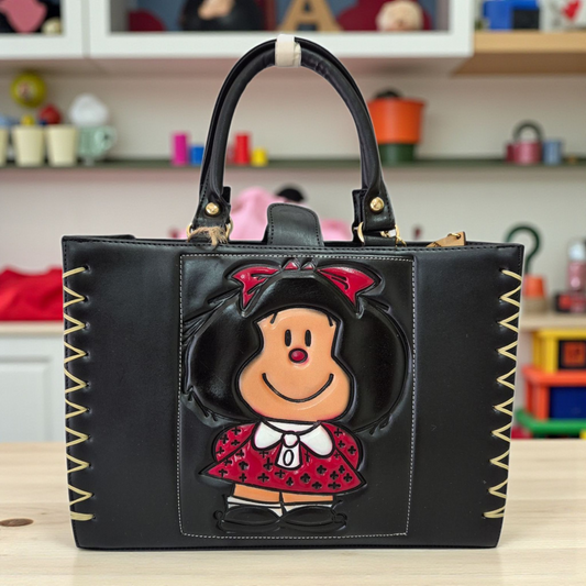 Bolsa de mano negra con diseño en relieve  incluye cosmetiquera