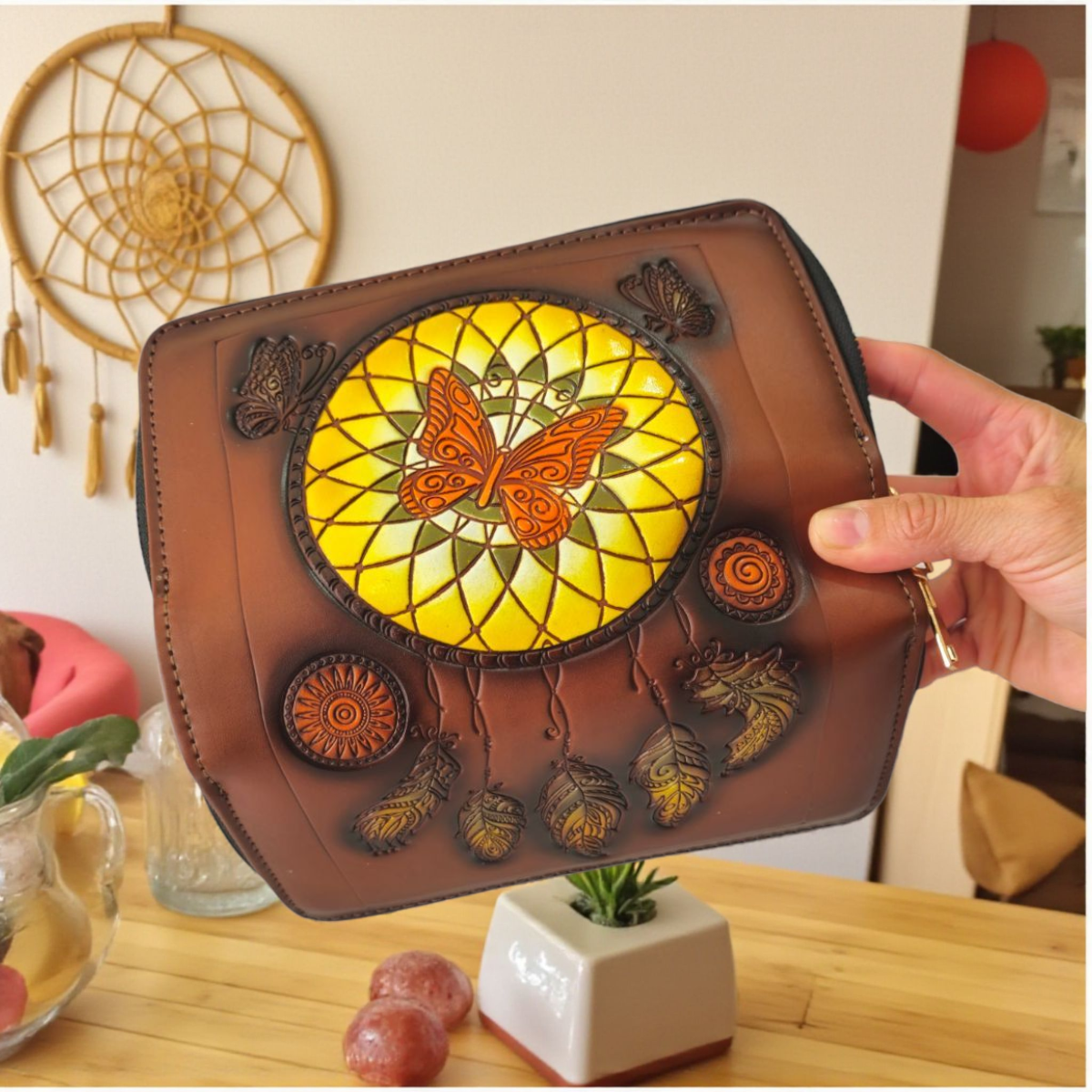 Billetera café artesanal doble cierre con diseño mariposa y atrapasueños amarillo