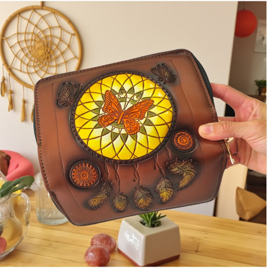 Billetera café artesanal doble cierre con diseño mariposa y atrapasueños amarillo