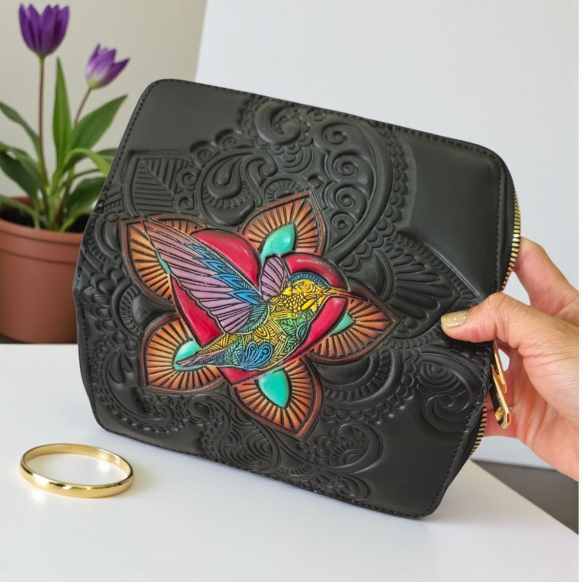 Billetera artesanal de piel con colibrí grabado y pintado a mano