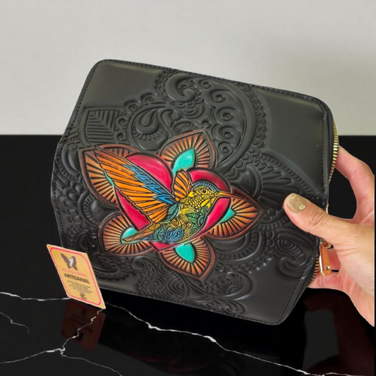 Billetera artesanal de piel grabada con colibrí multicolor