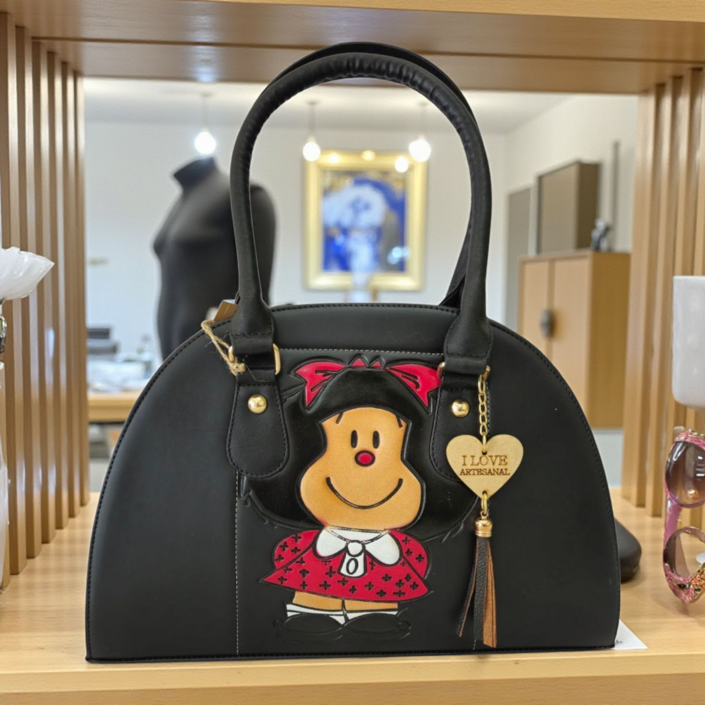 Bolsa Mafalda media luna artesanal en relieve pintada a mano