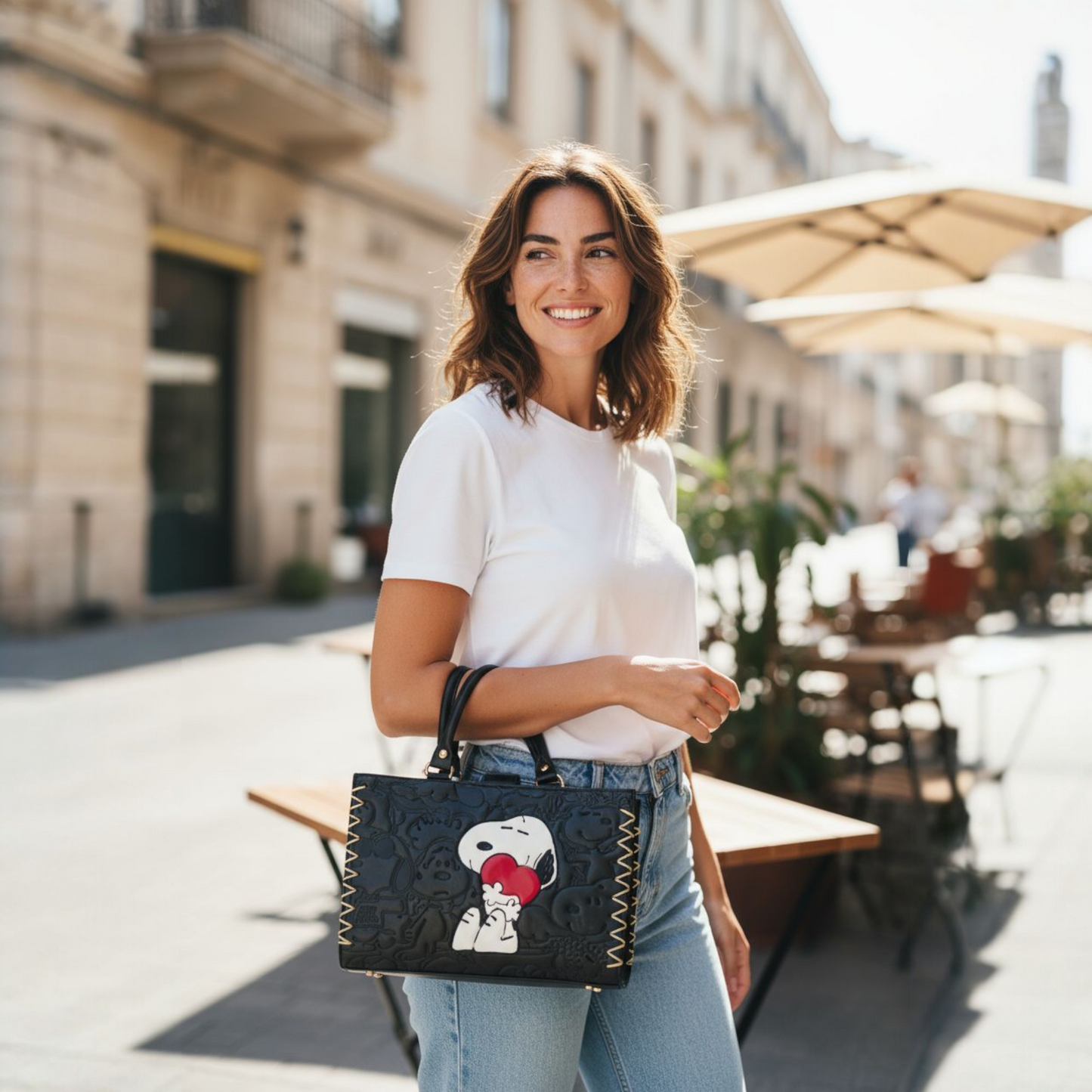 Bolsa negra artesanal de mano con diseño animado en relieve