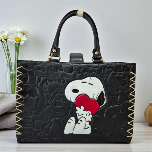 Bolsa negra artesanal de mano con diseño animado en relieve