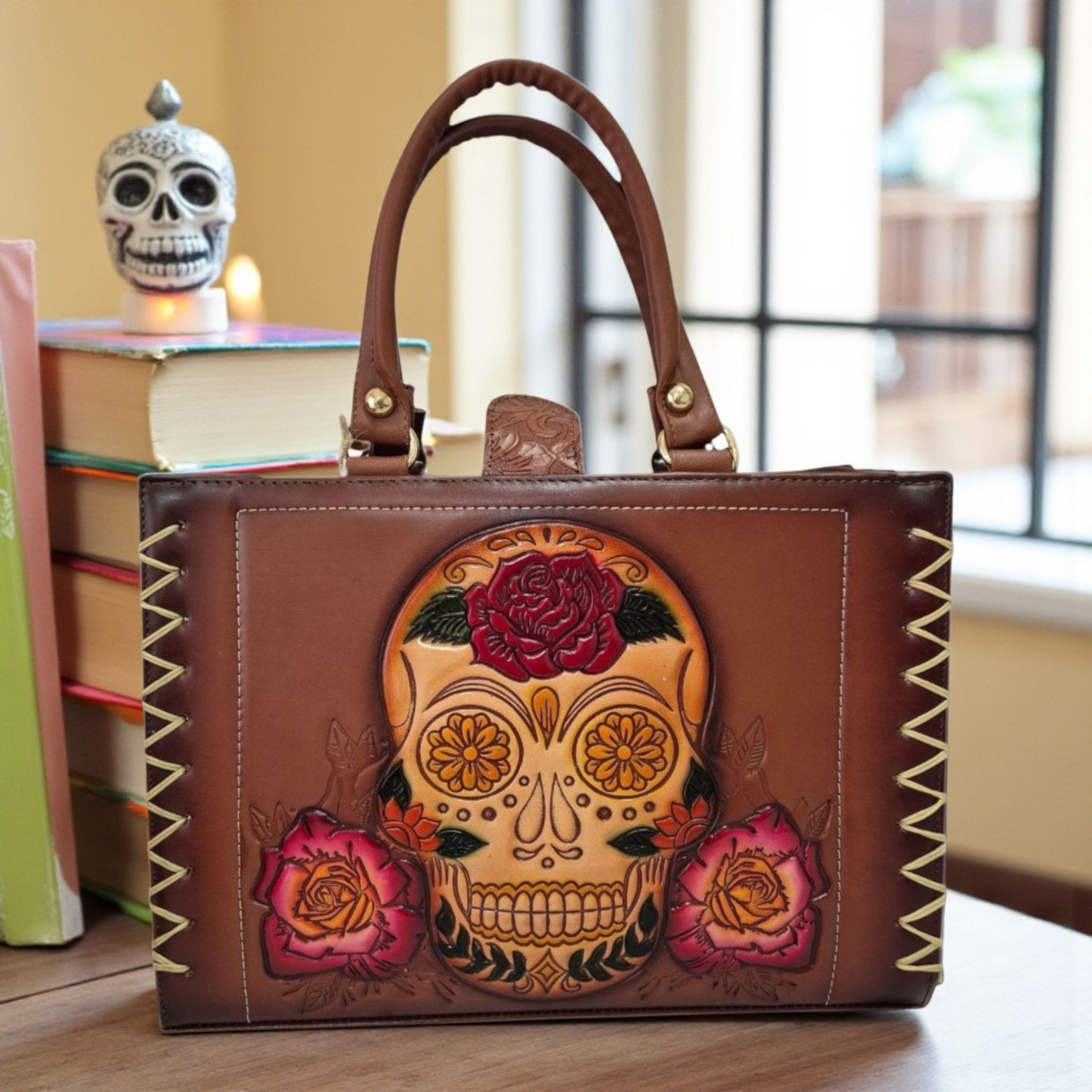 Bolsa de Mano Artesanal Color Marron con Grabado de Calavera y Rosas