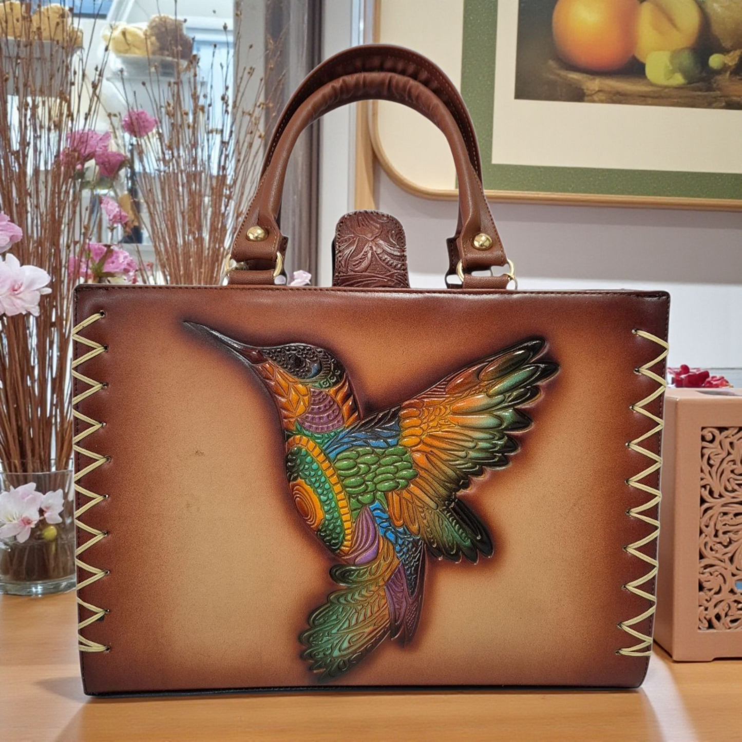 Bolsa artesanal de piel con diseño de colibrí multicolor grabado a mano
