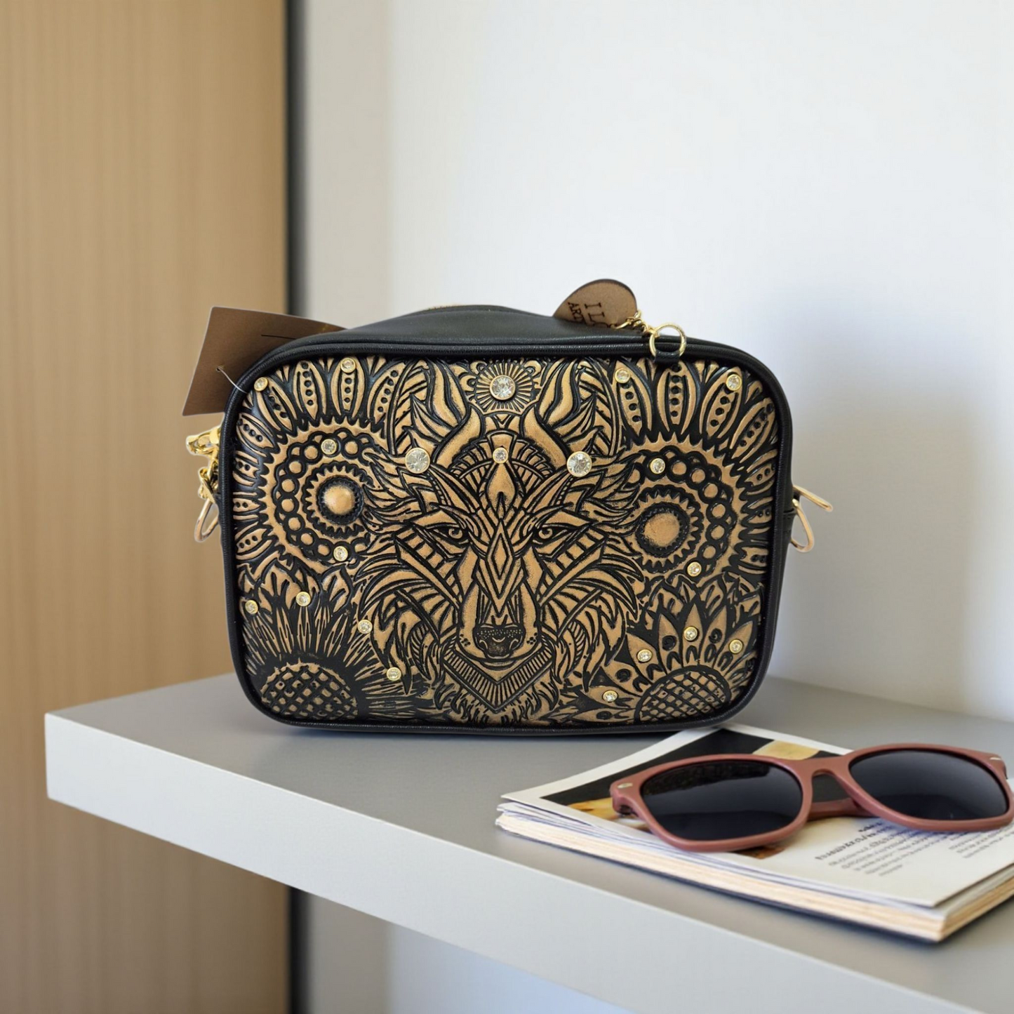 Bolsa Crossbody Artesanal con Grabado de Lobo y Detalles Dorados